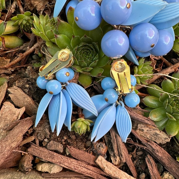INCREDIBLE 1940's Celluloid Leaf Cornflower Blue Bracelet and Clip Earring Set - Picture 7 of 9
